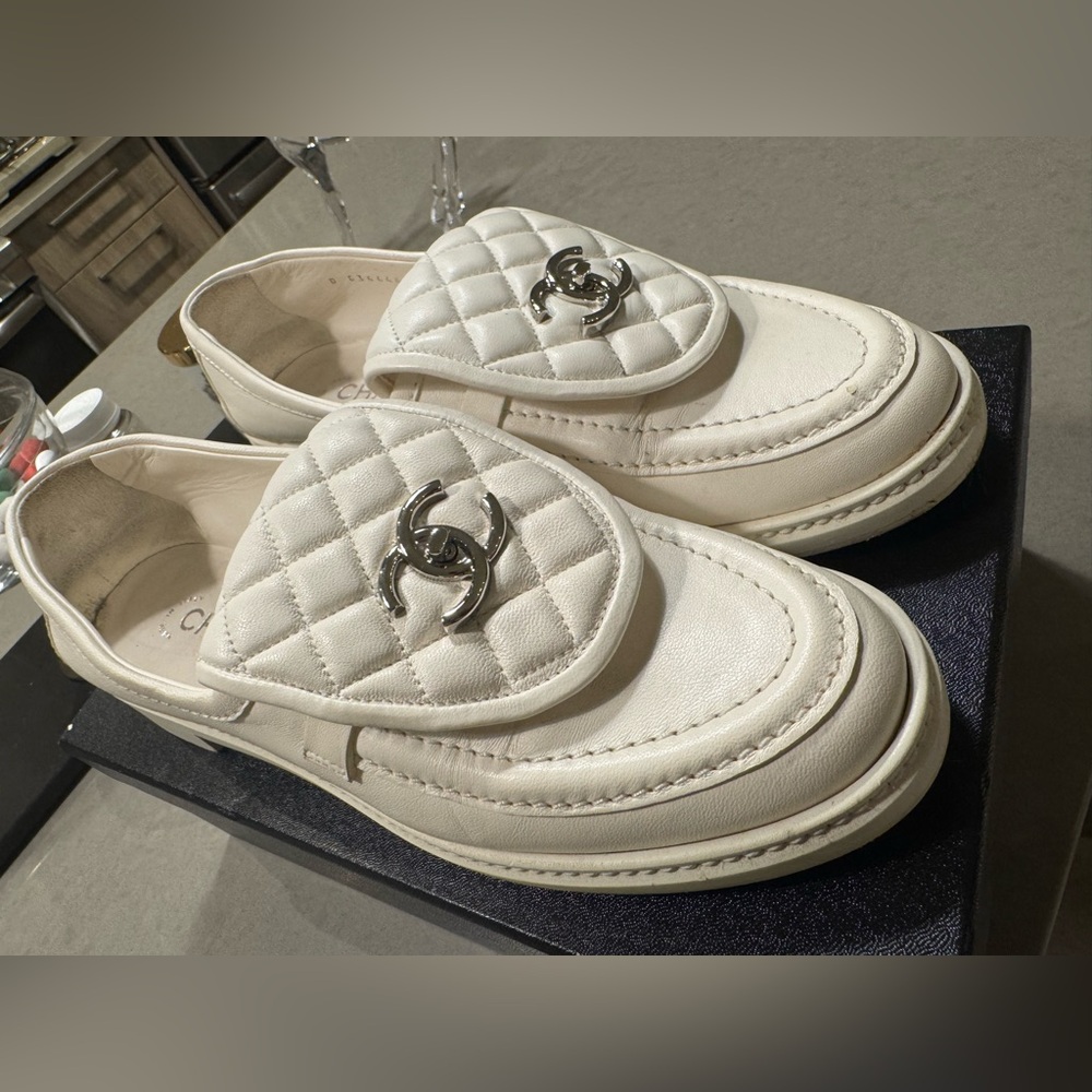 Chanel Women's Turnlock White Loafers size 41 - Picture 5 of 9